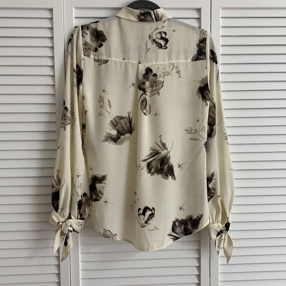 Express button down blouse - Picture 2 of 4